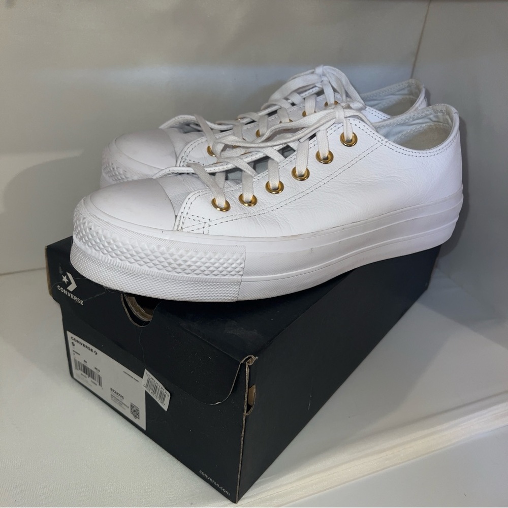 🌟Converse Chuck Taylor All Star Leather Low Tops – White w/Gold Eyelets – Size 9
